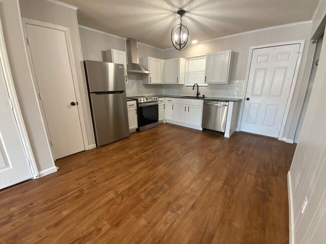 Photo - Welcome to Ravenwood Drive!