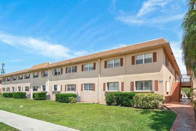 Building Photo - 600 SW 2nd St Unit 2390 Rental