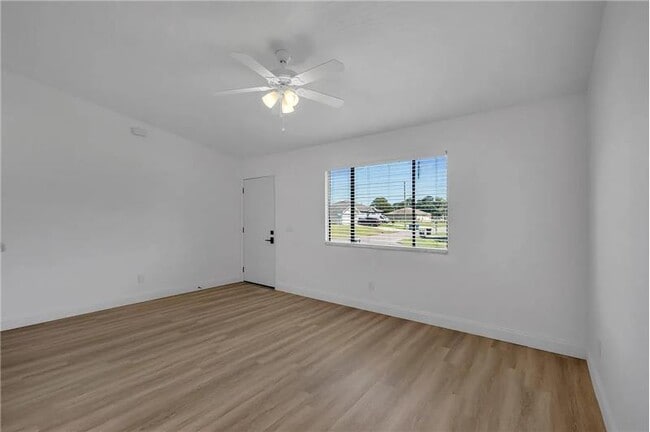 Photo - 322 Ixora Ave NW