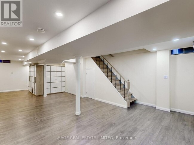 Photo - 64 Durness Ave