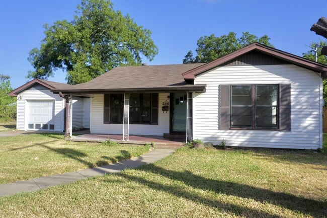 Building Photo - 2516 Briarwood Ln