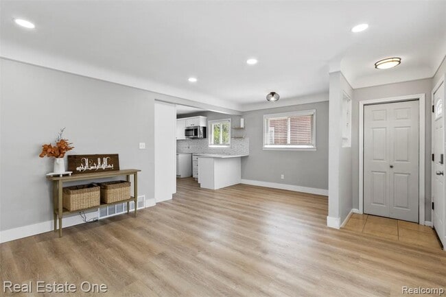 Photo - 6118 Amboy St