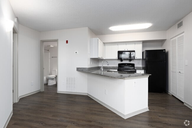 1BR, 1BA - 713SF