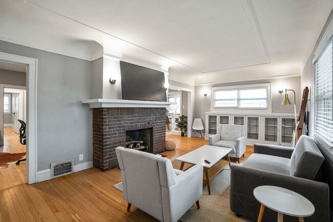 Photo - Rare quality UWM Flat , Walk to Campus!