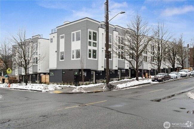 Building Photo - 1326 E Spring St Rental