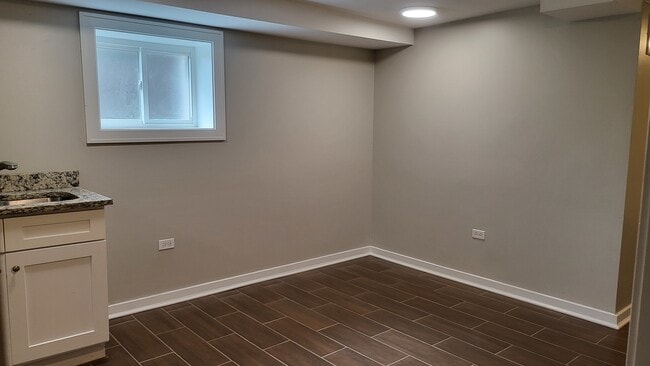 Photo - 827 W 33rd Pl Unit GRB