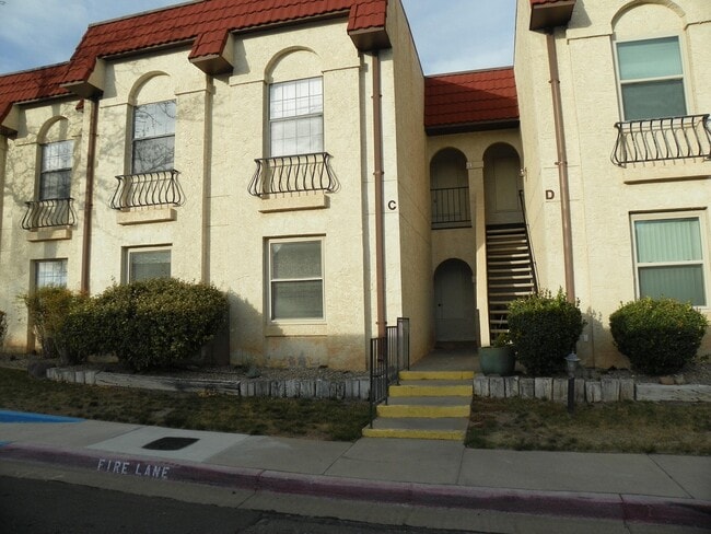 Building Photo - 823 Country Club Dr SE Unit 1C