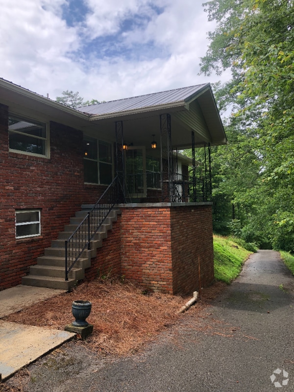 Building Photo - 321 Hillcrest Dr Rental