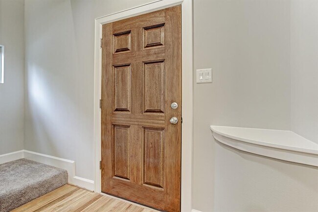 Photo - 822 E 37th St