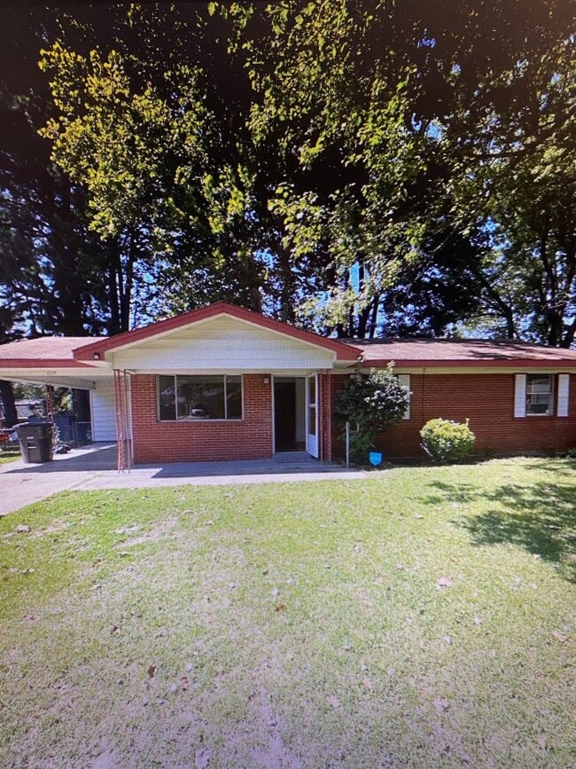 Building Photo - 3 Bedroom and 2 bathroom home