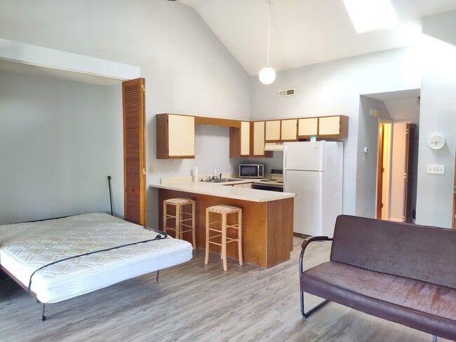 Building Photo - 500 Fairway Village Dr Unit 11