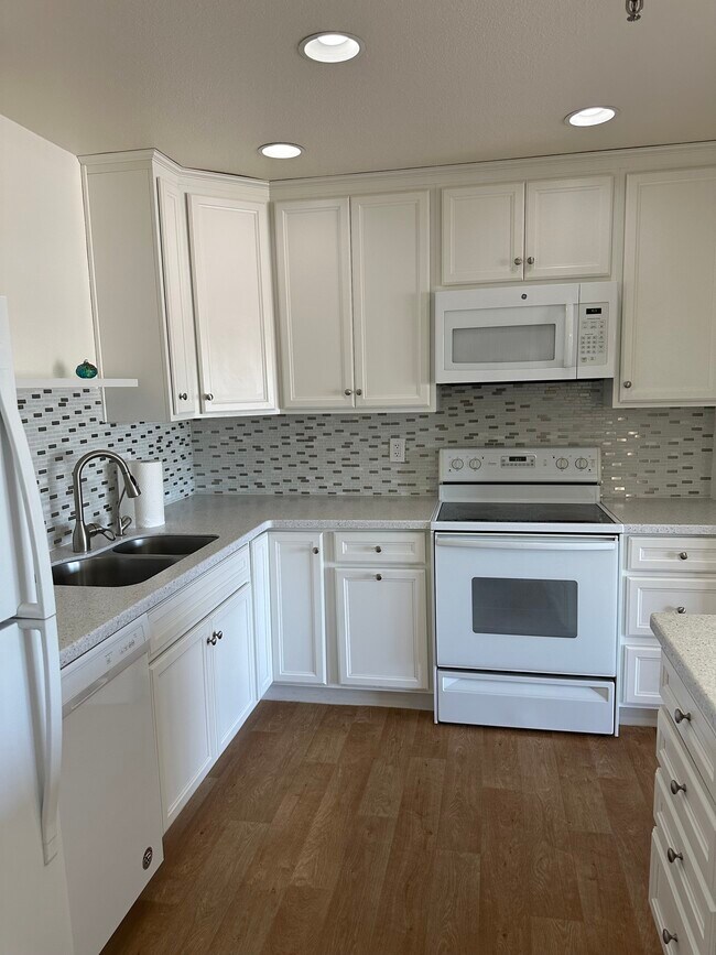 Kitchen - 425 S Parkcrest Unit 316