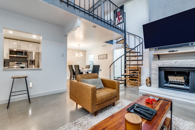 Pared decorativa de piedra para sala de estar y comedor - 9711 Smokefeather Ln