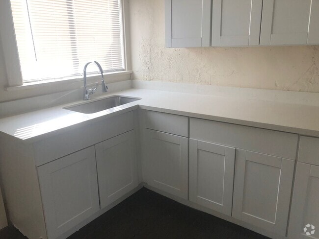 Building Photo - 2013 W Adams St Unit 2015 W Adams Rental