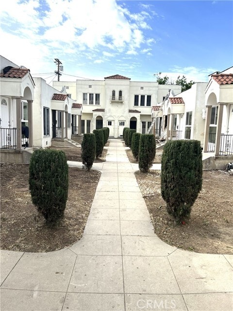 Building Photo - 3020 1/2-3022 W 12th St