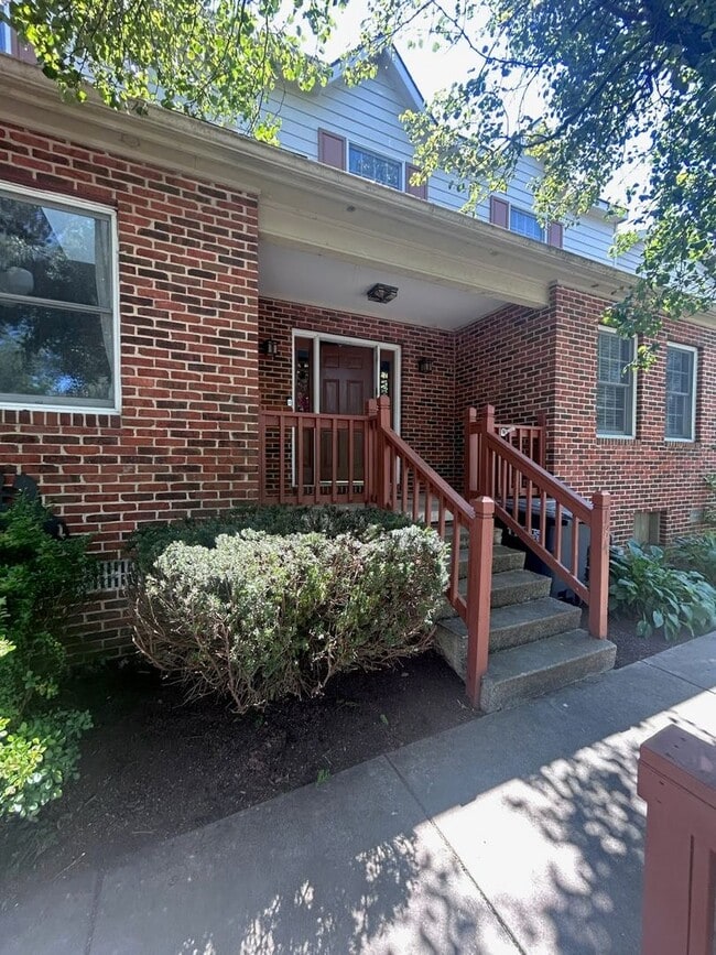 Building Photo - Welcome home to this beautifully maintained 3-bedroom, 2.5-bath townhome