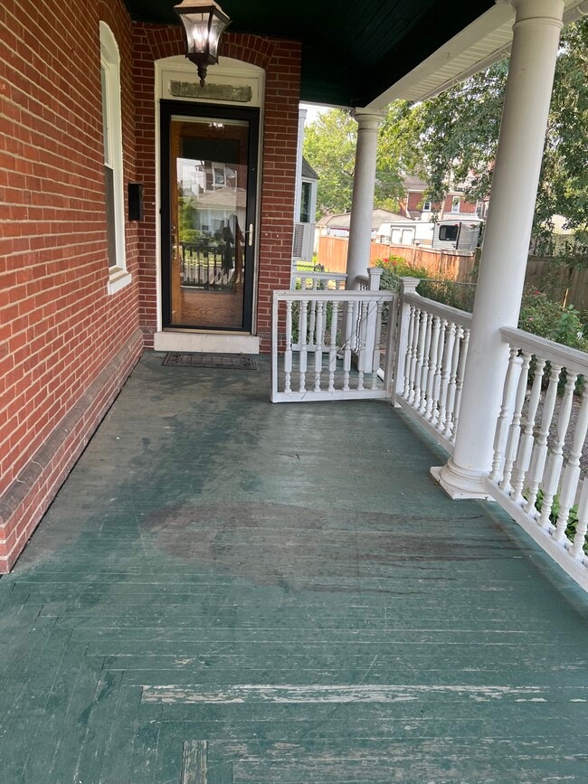 Photo - 122 E 4th St