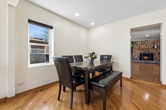 Photo - 23 W Algonquin Rd