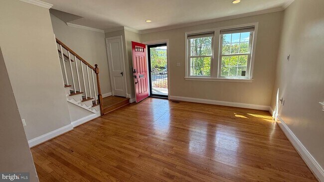 Photo - 122 E Maple St