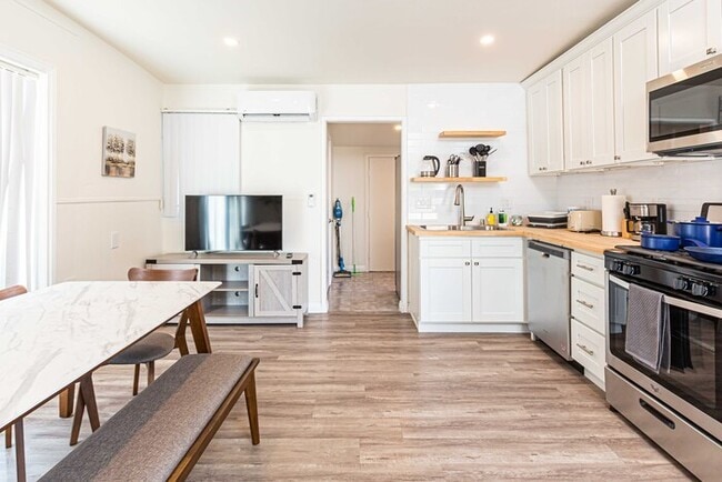 Month to Month Fully Furnished 2B/1B for rent