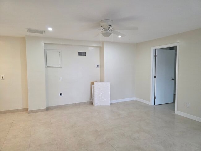 Photo - 820 Rodeo Rd Unidad Back Home