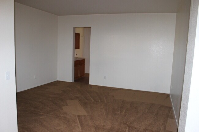 Photo - BEAUTIFUL LARGE 5 Bedrooms, 2.75 Bathrooms Home