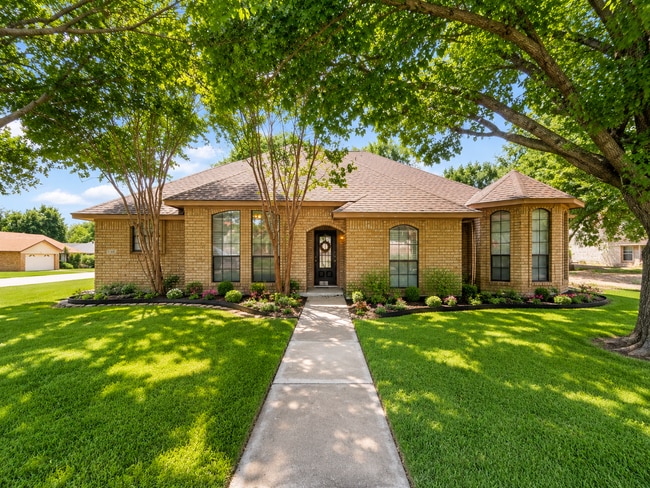 Building Photo - Beautifully Maintained Corner-Lot Gem with Room to Relax!