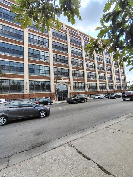 Building Photo - 3963 W Belmont Ave Unit 128