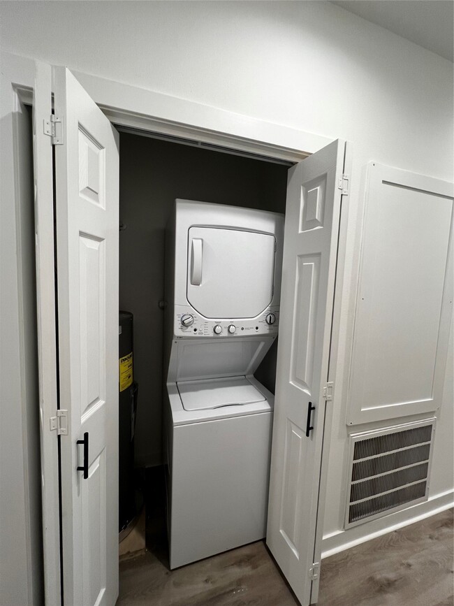 Photo - 175 W 6th St