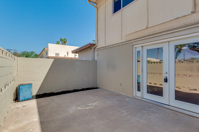 private patio and garden - 6030 N 15th St Casa Adosada