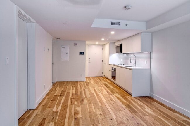 Building Photo - 3460 Rue Peel Unit 110