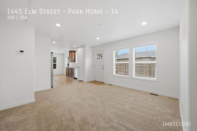 Photo - 1445 Elm St