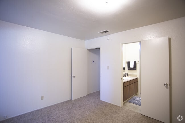 2BR, 1BA-924 SF
