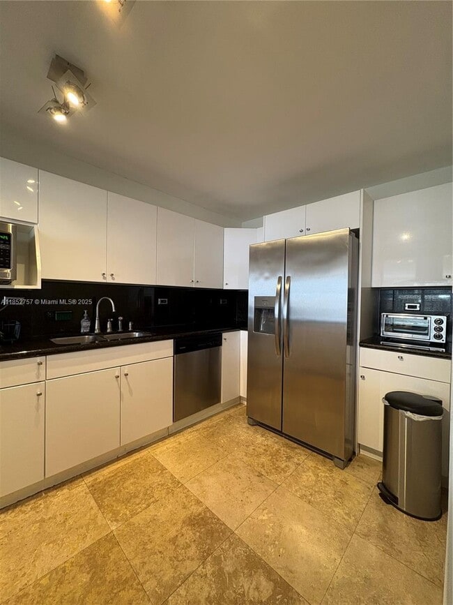 Building Photo - 6039 Collins Ave Unit 409 Rental