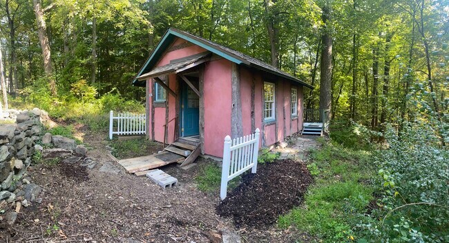 Building Photo - 37 Orchard Dr Unit 37A