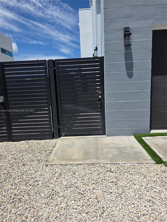 Building Photo - 81 S Royal Poinciana Blvd Unit 1 Rental