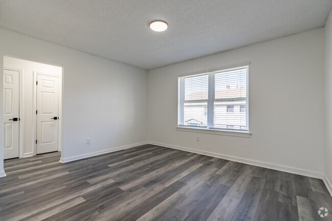 1BR, 1BA - 550SF - Living Room - 1161 Poplar