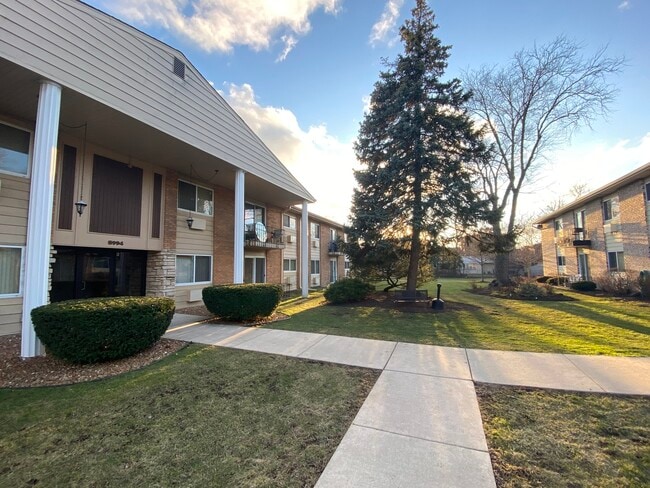 Building Photo - 8994 Kennedy Dr Unit 1B