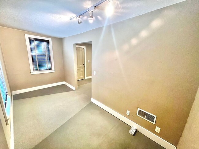 Photo - 424/424A, 424B W. Washington Street Unidad 424B (Back House)