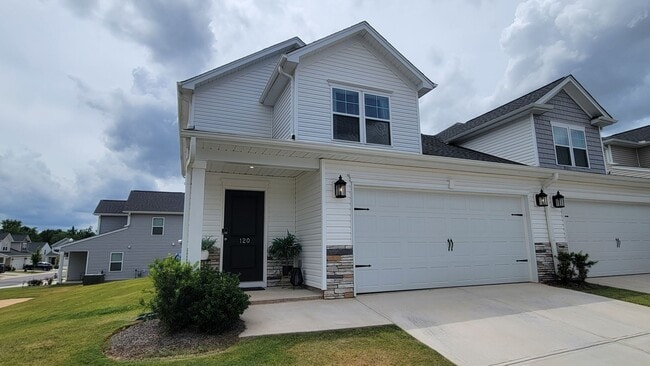 Building Photo - Like New 4 Bed, 2.5 Bath Townhome Available in Greenville