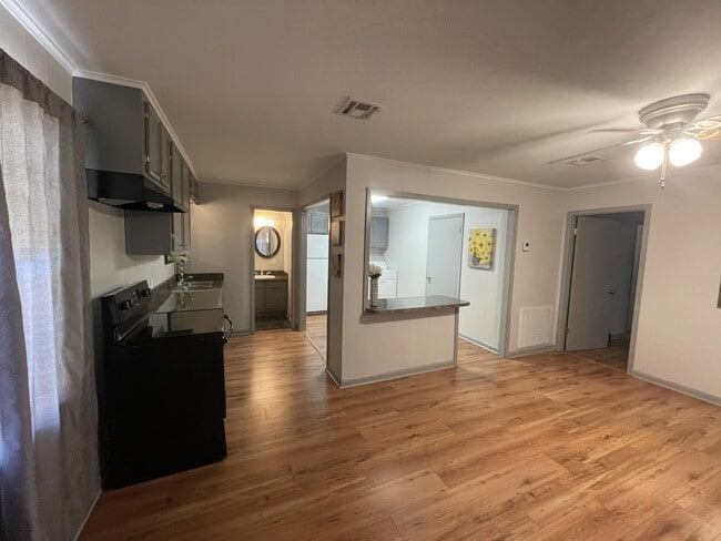 Sala de estar y cocina - 707 S Lewis St Unidad A