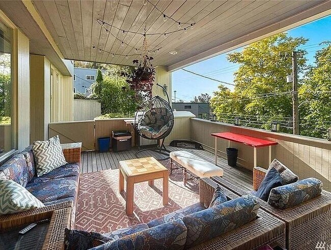 Photo - 1038 Lakeview Blvd E