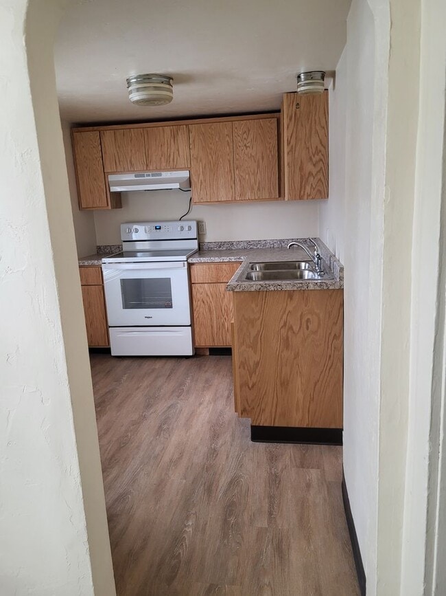 Building Photo - 207 N Irwin Ave Unit upper