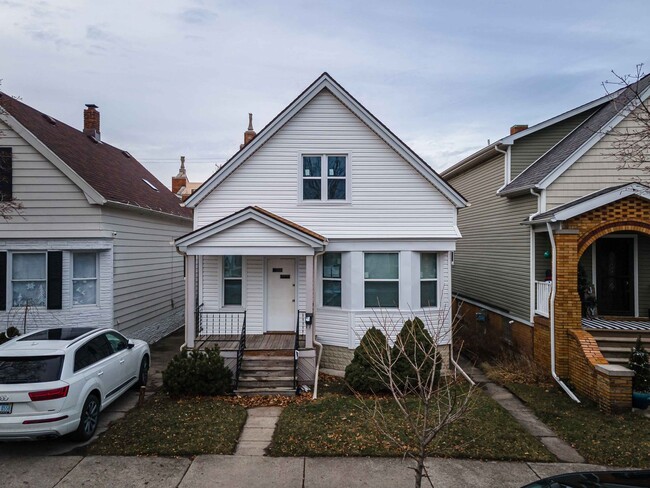 Building Photo - $1300 - Spacious Hamtramck home