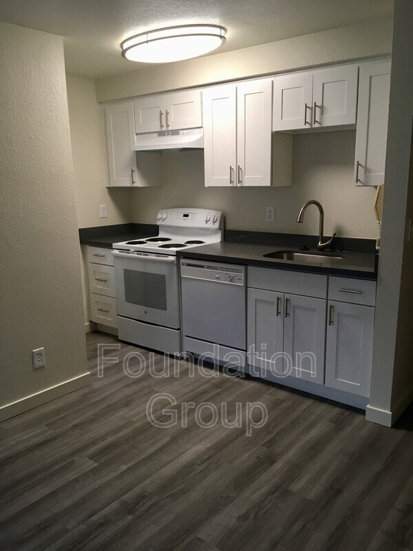 Photo - 916 N 104th St