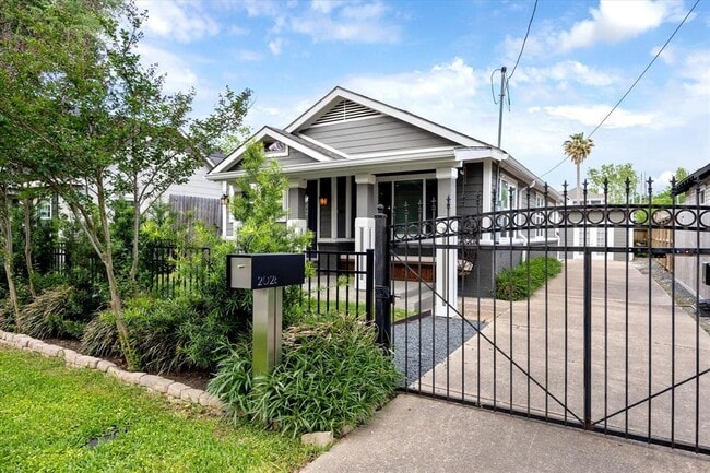 Photo - 2028 Gostick St House