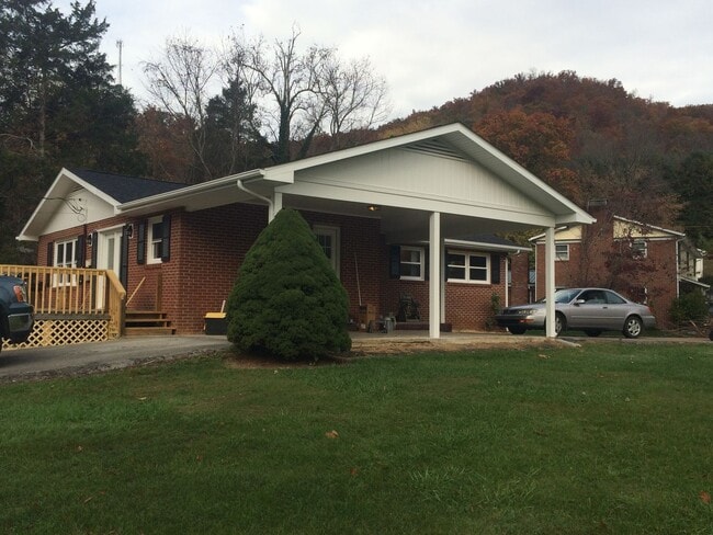 Photo - Charming 4 Bedroom / 2 Bathroom Home Brist...