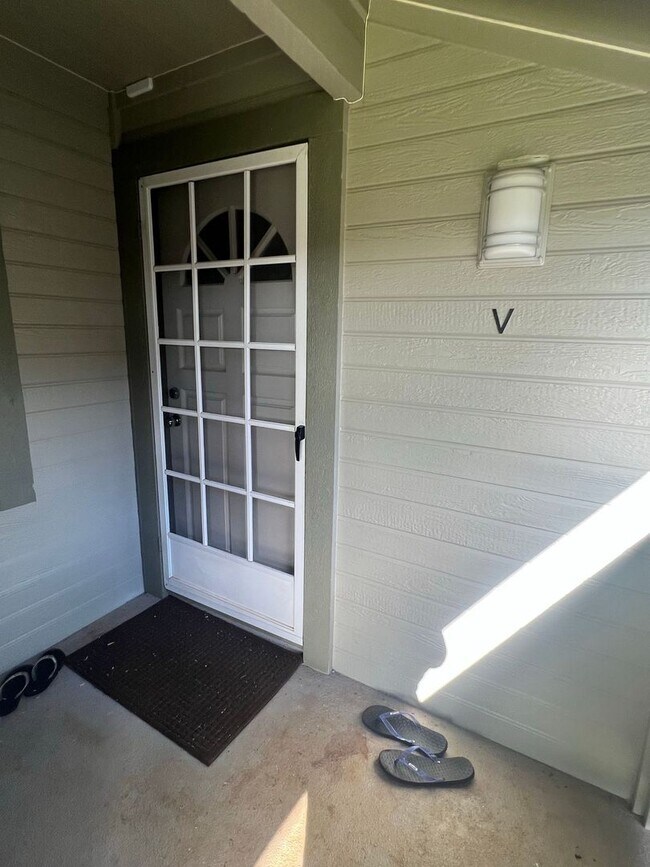 Photo - Upstairs Corner Unit 1 Bedroom/1 Bath Town... Unidad 6V