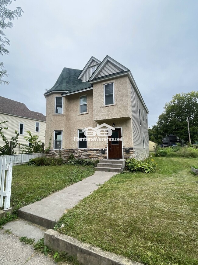 Building Photo - 2828 15th Ave S