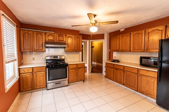 Building Photo - 162 Walnut St Unit 1